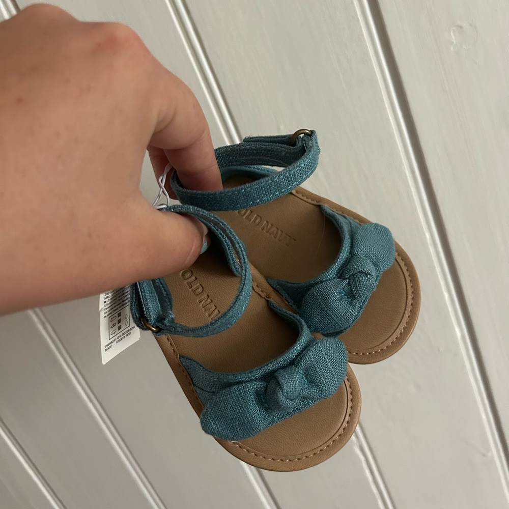 NEW Old Navy 6/12m blue denim looking bow Sandals